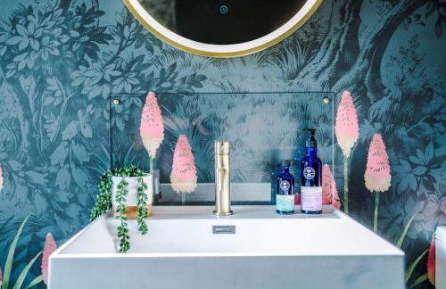 Unique 4 Bed Home in The Windsor Tapestries by Casa by Grace - Sleeps 7-9, Private Hot Tub Hire, Free Parking, Dog Friendly, Legoland, Windsor Castle - Foto 48