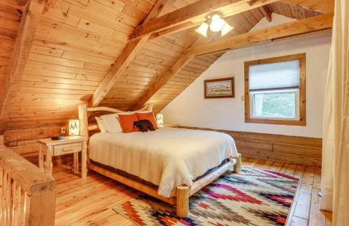 Soak in Hot Tub, Explore Outdoors Cleveland Cabin - Foto 13