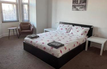 Spacious 2 bedroom flat nearby train and bus station - Foto 23