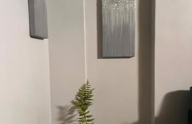 Cozy Modern Home with Large Fenced in Backyard - Foto 13