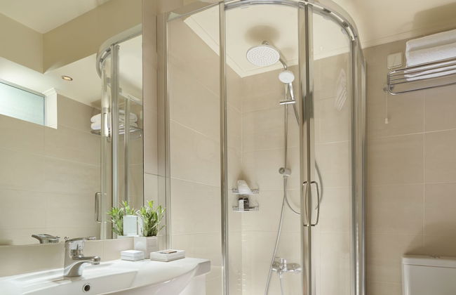 Blazer Suites Hotel - Photo 8