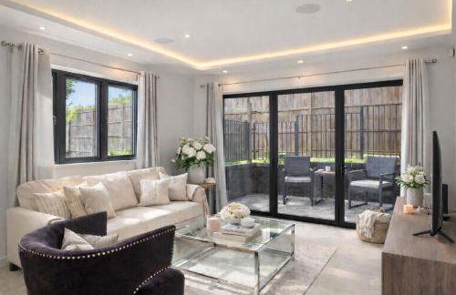 Luxury 4BR Smart Home with Smart Features, Garden, SkyStream & Free Parking - Sleeps Up To 8 in Gerrards Cross SL9 - Photo 17