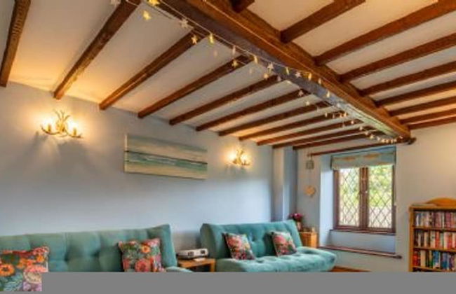 Host Stay Honeysuckle Cottage - Photo 5