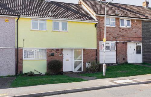 Clicketts - 3-Bedroom, Full Entire House, Sleeps 6 guests, Free wifi, Street Parking, Smart TV, Basildon, Essex London - Foto 21