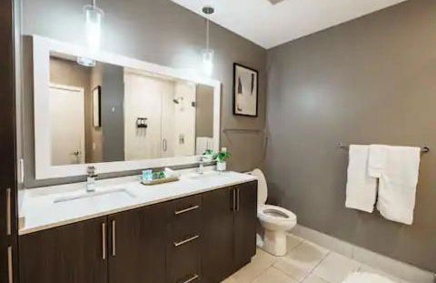 High-Rise Apartment with Panoramic Skyline Views - Foto 12