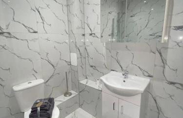 2 Bedroom Apartment - Flitwick - Contractor Friendly - Tourist Ready - Full Kitchen - WiFi - Smart TV - Sofa Bed - FREE Parking - Ideal for Short or Long Stays - Photo 10