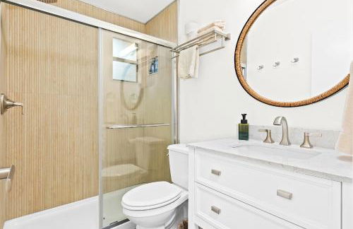 Newly remodeled 8-steps to sand path of Beach! - Foto 14