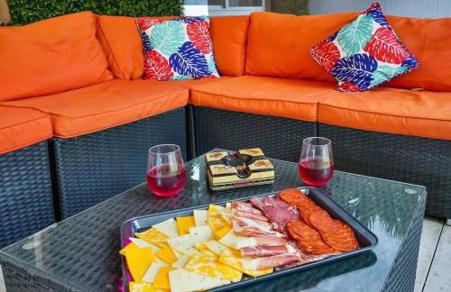 Escape GameRoom, BAR, BBQ, Spacious,KING Bed, All Luxury mattresses, Near Beach, 6 blocks away from Bars, Nite Clubs, Res, Shops - Photo 39