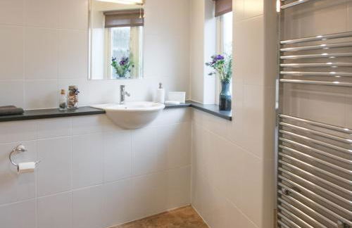 Goldfinch - Photo 13