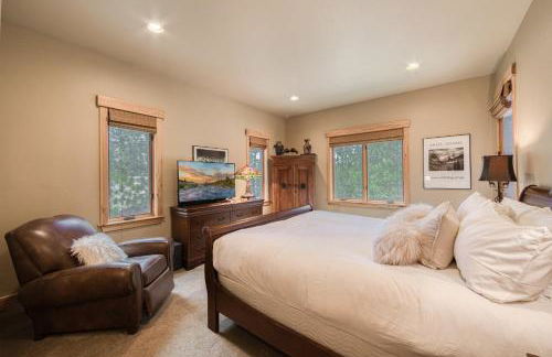 Truckee Timbers at Gray's Crossing by Tahoe Getaways - 4BR w Hot Tub, Ping Pong & EV - Foto 20