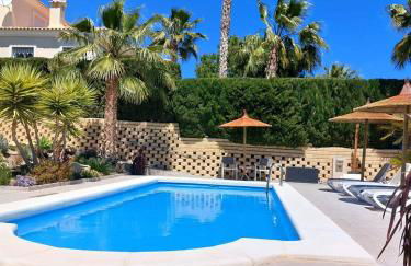 Luxury Villa with Pool & Garden - Foto 2