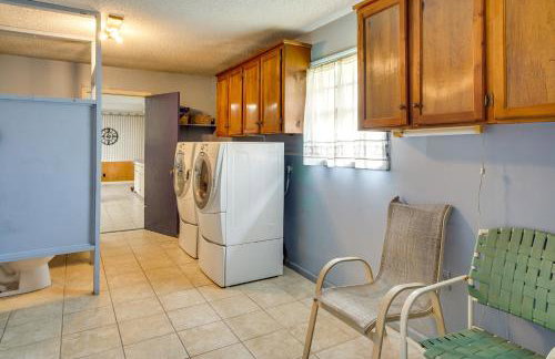 Patio & Grill! Charming 'Lake Charles Landing Pad' - Foto 24