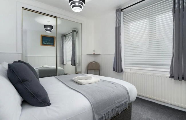 2-bed Flat, Wishaw, Free Parking, Family-friendly - Photo 6