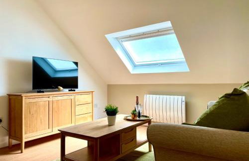 Private, Couples Forest Escape - Free Parking - Stunning & Stylish 1 Bedroom Coach house! - 5 Minute Walk to a great bistro pub! - Great Location - Fast WiFi - Smart TV - Newly Refurbished! Direct New Forest access Close to Burley - Photo 10