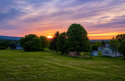 5BR Accessible Valley & Lake View Home Near Cornell - Sleeps 10 - Foto 6