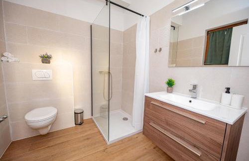 Villa Pietro with a heated Saltwater pool - Photo 37