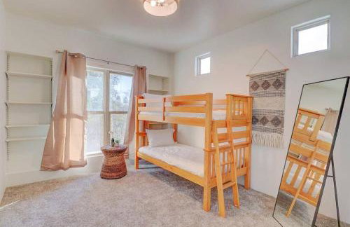 Epic 6BR with Pool, Spa and Fire Pit - Walk to Trails - Foto 32