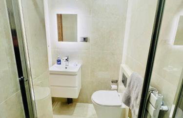 2 Bedroom Flat or Appartment near Heathrow with Garden - Photo 4