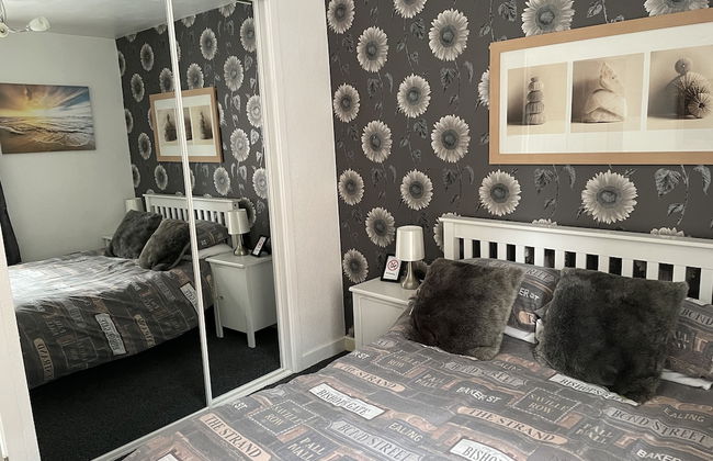 2 Bed Flat - Sleeps 3 - Parking - Wifi - Foto 1