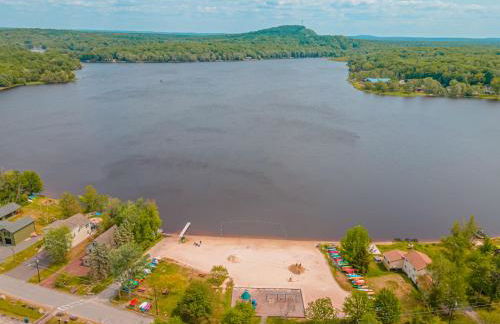 Pocono Lake Escape, includes Golf Cart, Firepit - Foto 53