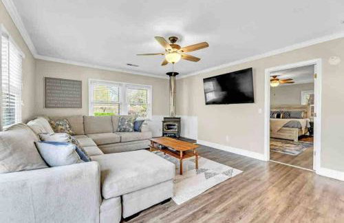 Greensboro Get-together, K Bed, Secret Playroom, central location - Foto 24