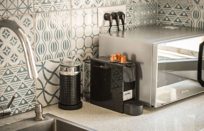 Vintage Charm 1BR Apt w Balcony & View - Foto 16