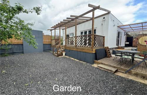 The Plum Tree - 5 luxury modern bedrooms - Photo 13