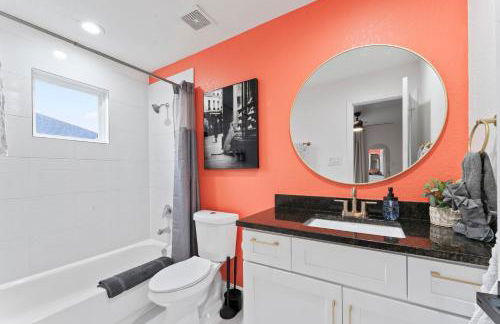 NRG MedCenter Luxe 4BD Home w FencedYard WasherDryer Pet Friendly - Foto 10