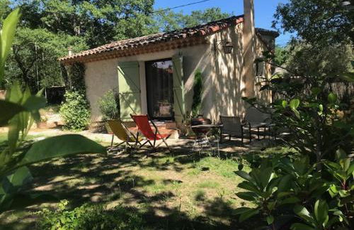 LA BRINDILLE Petit mas provencal meublé de tourisme 3 étoiles 2-3 personnes 1 piece 30 m2 tout confort lisière foret jardin Jacuzzi Piscine - Foto 1