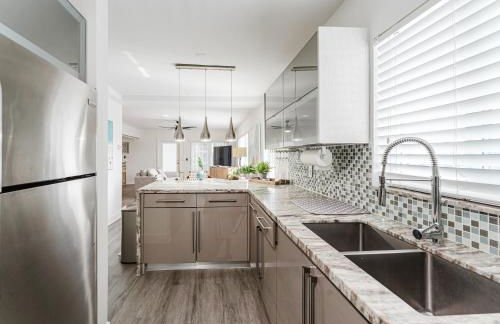 Boca Coastal Waterfront Stay - 2BR 2BA - Pool, Gym, Parking, Walk to Beach - Foto 37