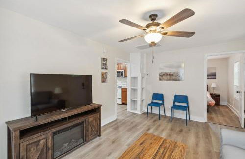 Elm Two Bedroom House in Historic Loveland - Photo 4