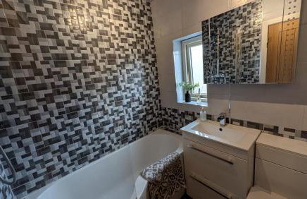 Modern 3-Bed Family Haven wFree Parking - Foto 36