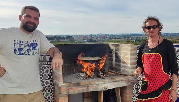 Paella tradicional Valenciana, cocinada con leña de naranjo. - Foto 5, Cocinando con uno de mis invitados...