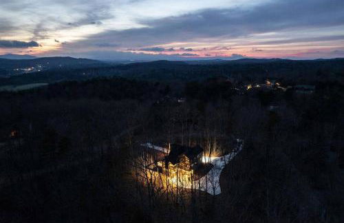 WolfCabin Lux Family Home, Fire Pit, Hot Tub, ADA ramp, ez paved rds - Foto 30