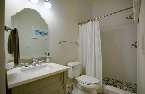 Elegant 4BR Home Guest House Private Yard - Foto 47