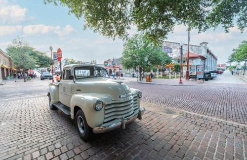 Stockyards- 4min Pet Friendly 3BR Luxe Gem - Foto 146