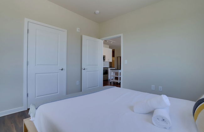 Spacious 2BR Apt with Den W Balcony - Foto 14