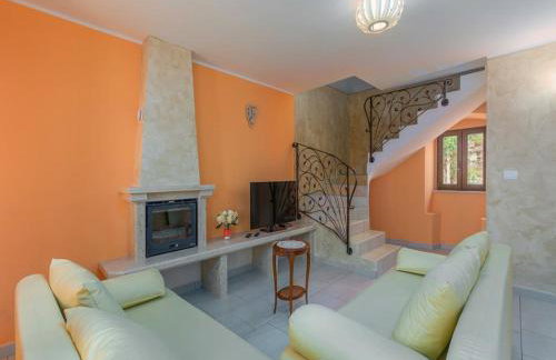 Villa in Skitaca with Pool and Sea Views - Photo 2