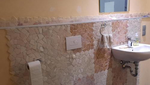 Farbenfrohe Dachgeschoßwohnung - Foto 4