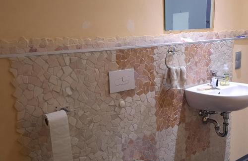 Farbenfrohe Dachgeschoßwohnung - Foto 4