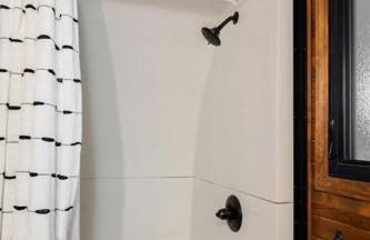 Grand Canyon Covered Wagon for Family-Friendly Glamping in Meadview, Arizona - Foto 12