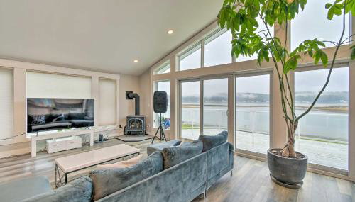Scenic & Spacious Getaway on North Bay w/ Deck! - Foto 4