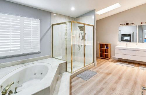 4,300-Sq-Ft Villa in West Vegas with Pool and Games! - Foto 12