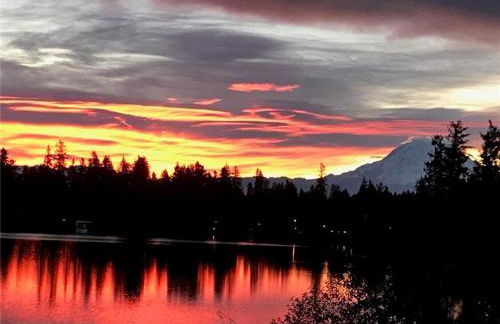 Beautiful Private Lake Lodge with Private Dock and Mountain Views - Foto 46