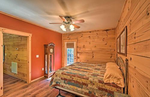 Rustic Andrews Cabin Rental with Deck and Fire Pit! - Foto 15