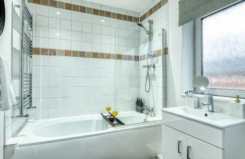 Vibrant 3BR Getaway Sleeps 6 Exclusive Offer - Photo 16