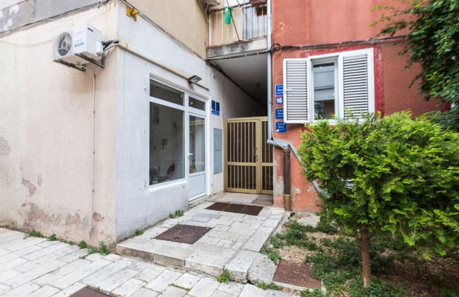 Cultural Haven Central Two Bedroom Apartment in Zadar With City Views - Foto 27