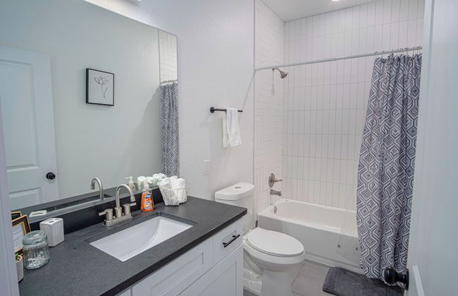 Elevate Your Stay at 3br/2.5ba Downtown Gem! - Foto 10