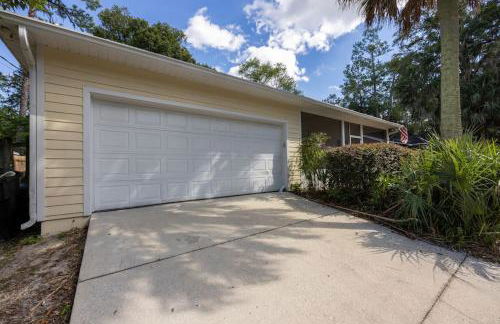 Your UF Getaway: 1 Block from Campus - 4 BD Haven - Foto 36