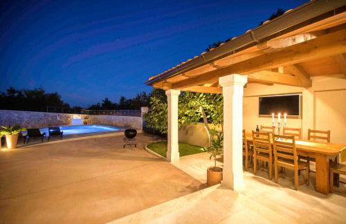 Gorgeous Pool Villa with a fenced garden - Photo 23